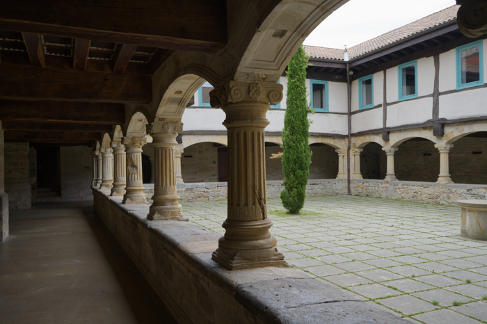Claustro del monasterio de Barría vista interior